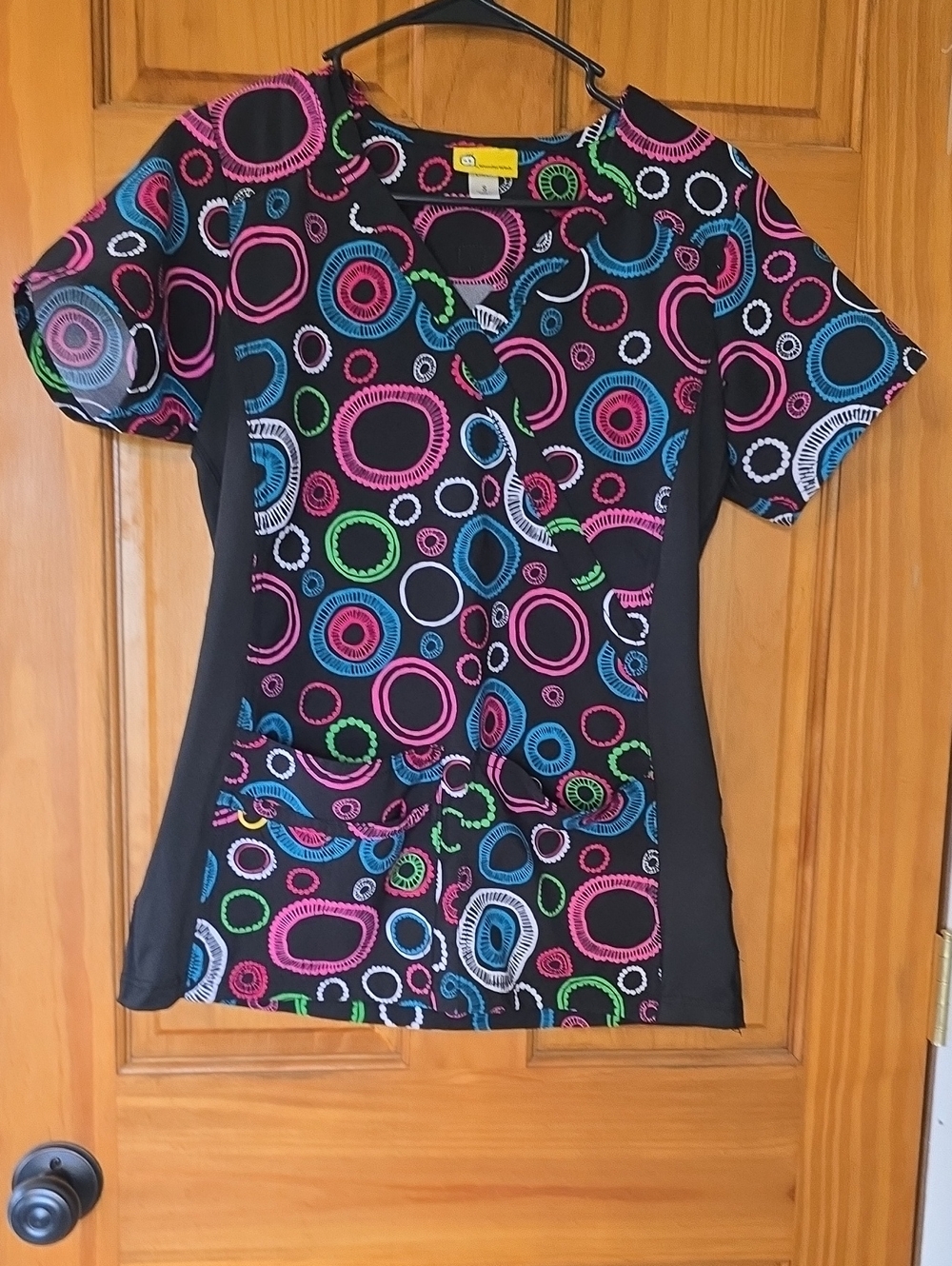 WonderWink Black V-Neck Scrub Top with Multicolor Circle Print